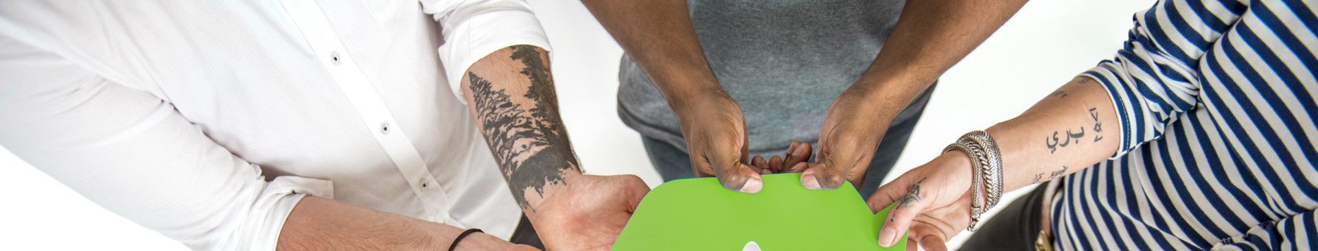 clanki/group-people-holding-recycling-sign-concept