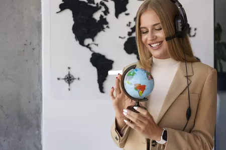 clanki/medium-shot-woman-working-travel-agency-1